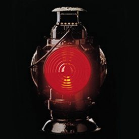 金属铁路信号灯笼与明亮，红灯