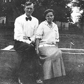 Jesse和Bessie Littleton坐在户外20世纪的照片