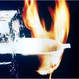 用水和火加工椭圆形陶瓷盘