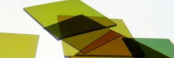 正方形，绿色的玻璃偏振器在平面上重叠