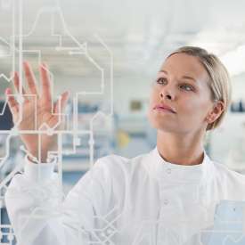 实验室设置的妇女接触透明玻璃显示
